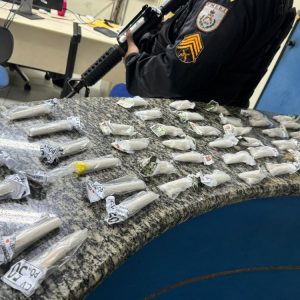 Policiais apreendem drogas e munições após confronto com criminosos em Rio das Ostras; ação resulta em operação bem-sucedida sem feridos