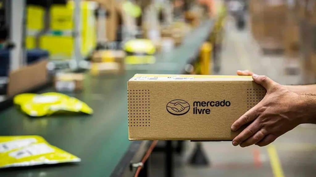 Robôs do Mercado Livre realizando separação de compras