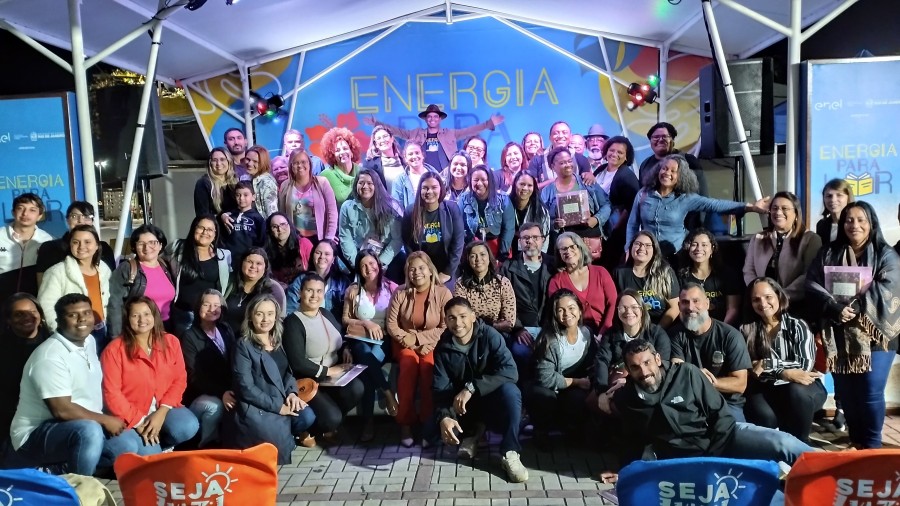 Crianças se divertindo em atividade do Festival Energia para Ler