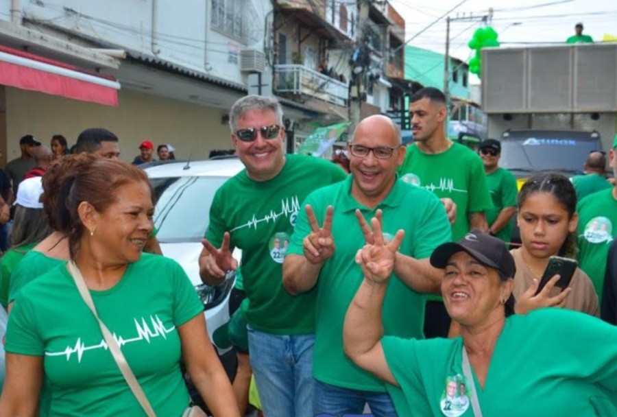 Momento da caminhada com bandeiras e muitas pessoas