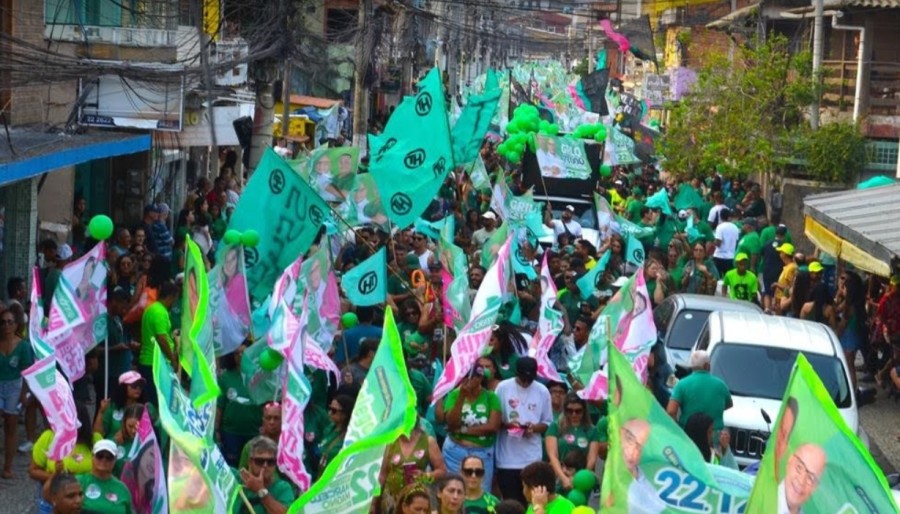 Multidão participa animadamente da caminhada