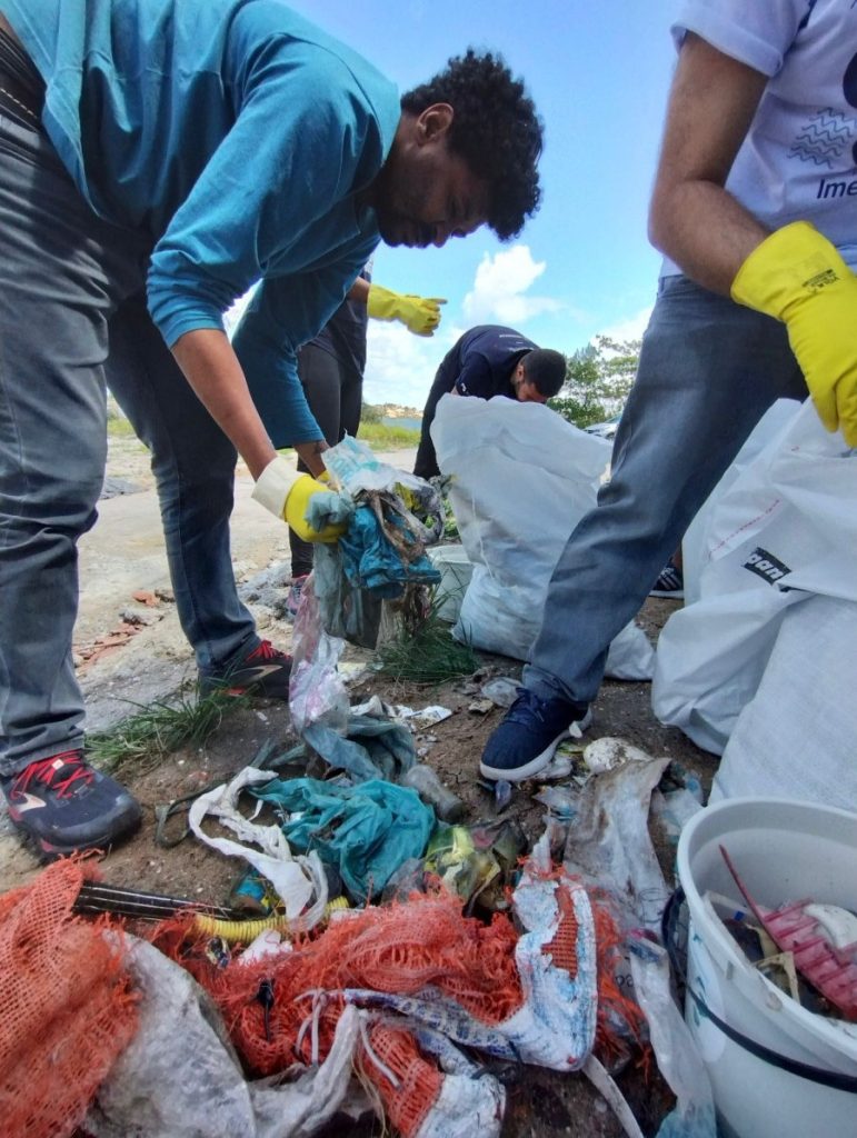 Voluntários participando do mutirão de limpeza