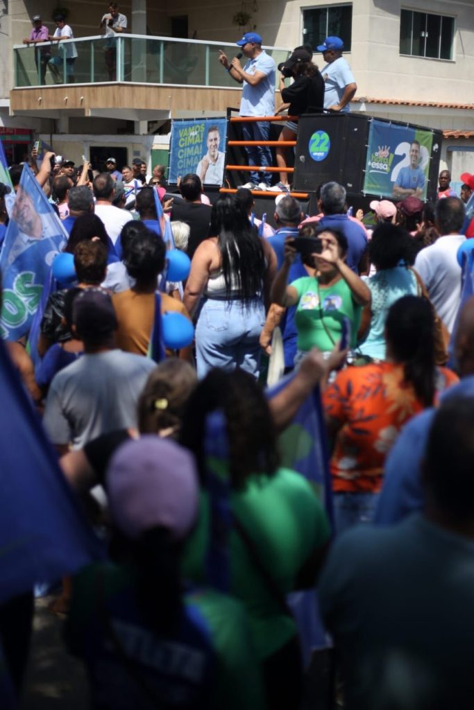 Candidato Serginho e Miguel Alencar durante caminhada