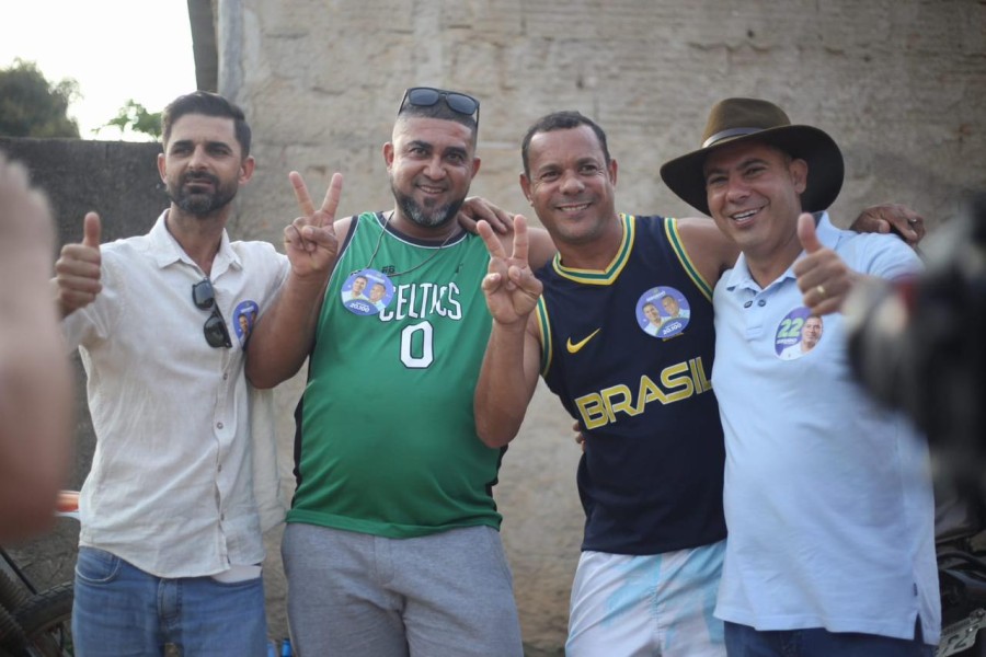 Serginho e Miguel Alencar durante a caminhada pela zona rural de Cabo Frio.