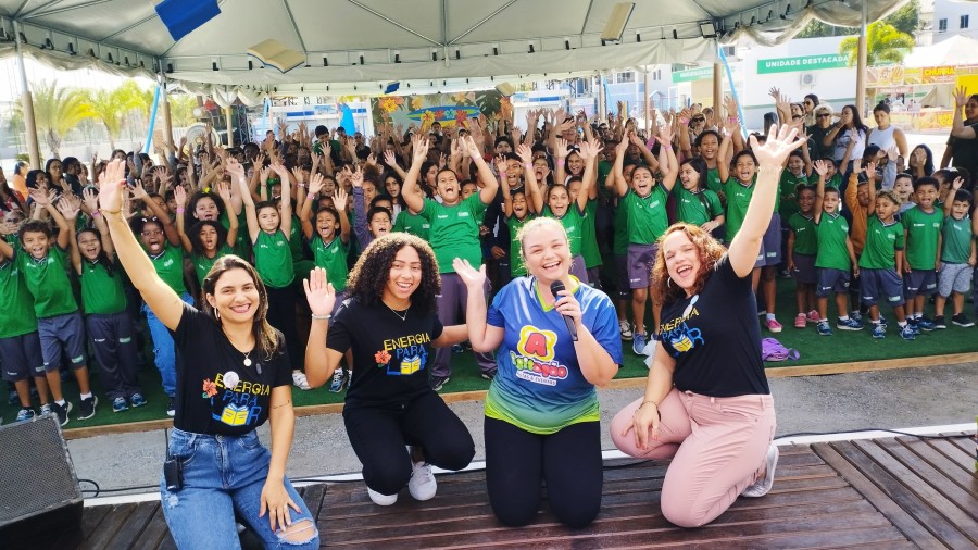 Crianças participando de atividades culturais