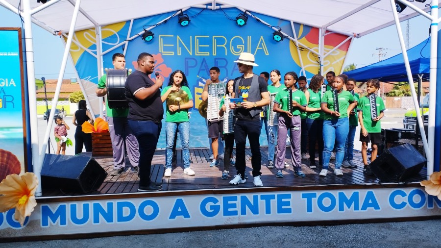 Público aplaudindo apresentação no festival