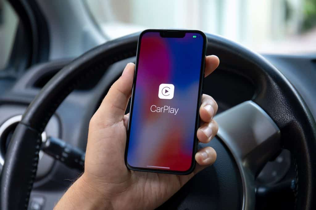 celular com apple carplay dentro de um carro