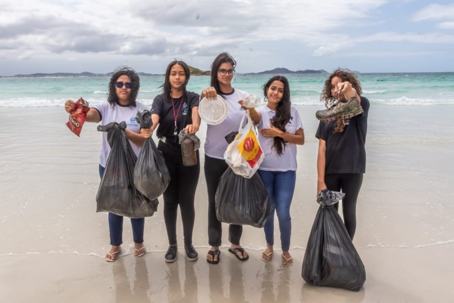 Estudantes coletando lixo na praia