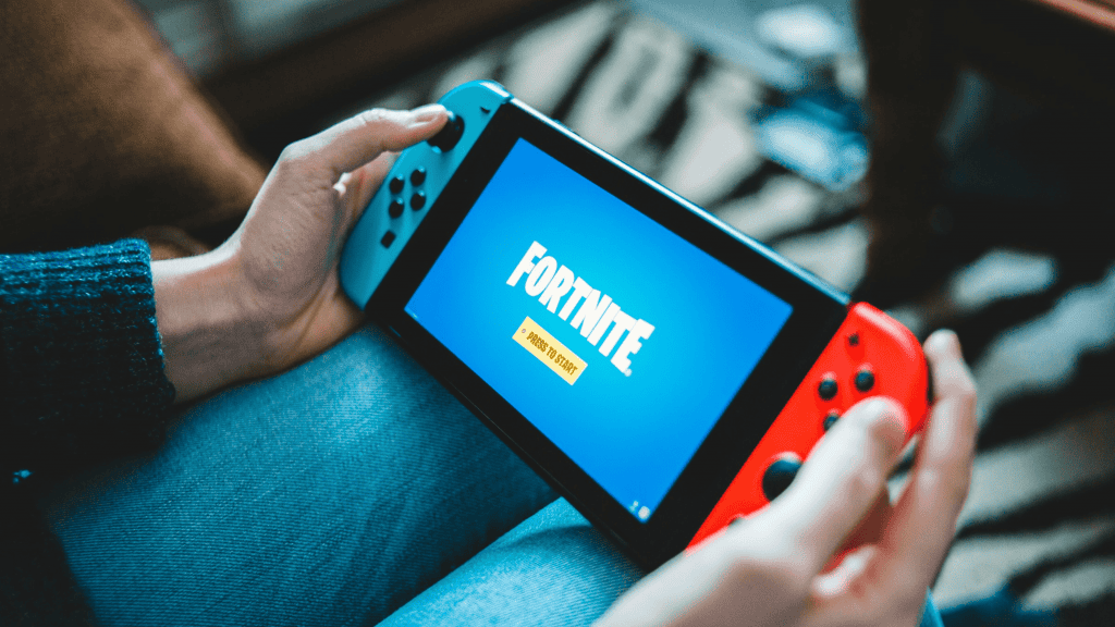 Console Nintendo Switch exibindo o jogo Fortnite