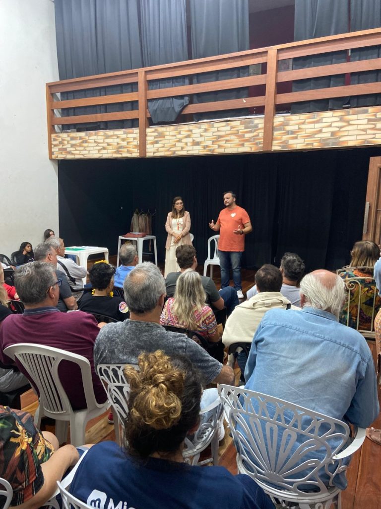 Candidato Rafael Peçanha e equipe durante reunião