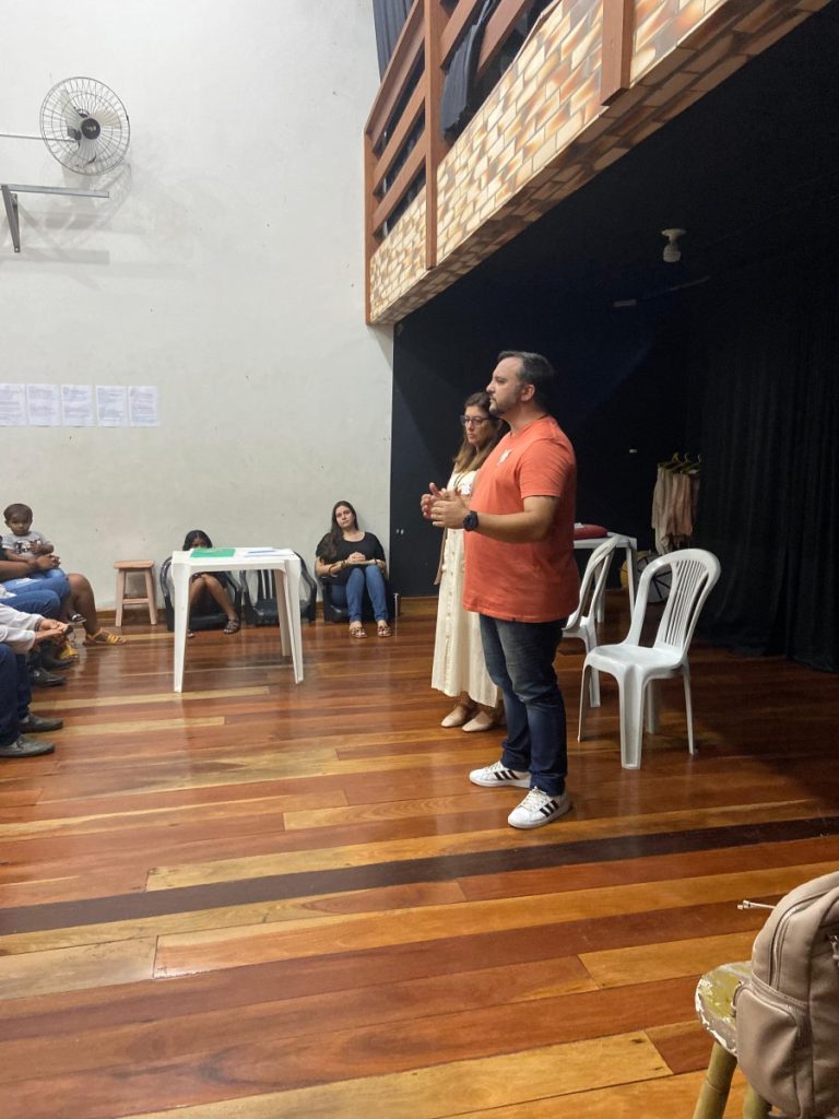 Rafael e Leila durante a reunião com a equipe