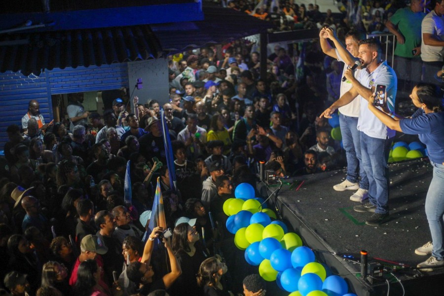 Candidatos ao lado do público no comício em Cabo Frio.