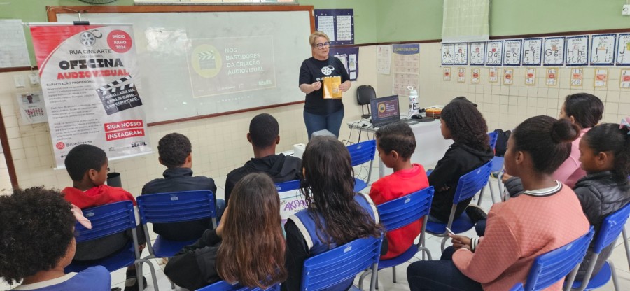 Diretora da escola Joyce Ribeiro acompanhando os alunos durante oficina