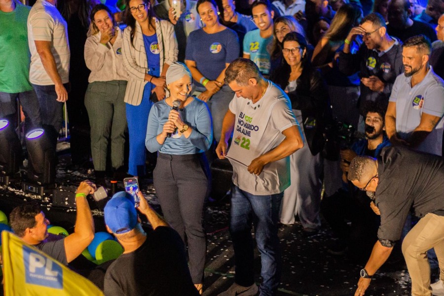 Aline discursa emocionada enquanto Serginho a apoia