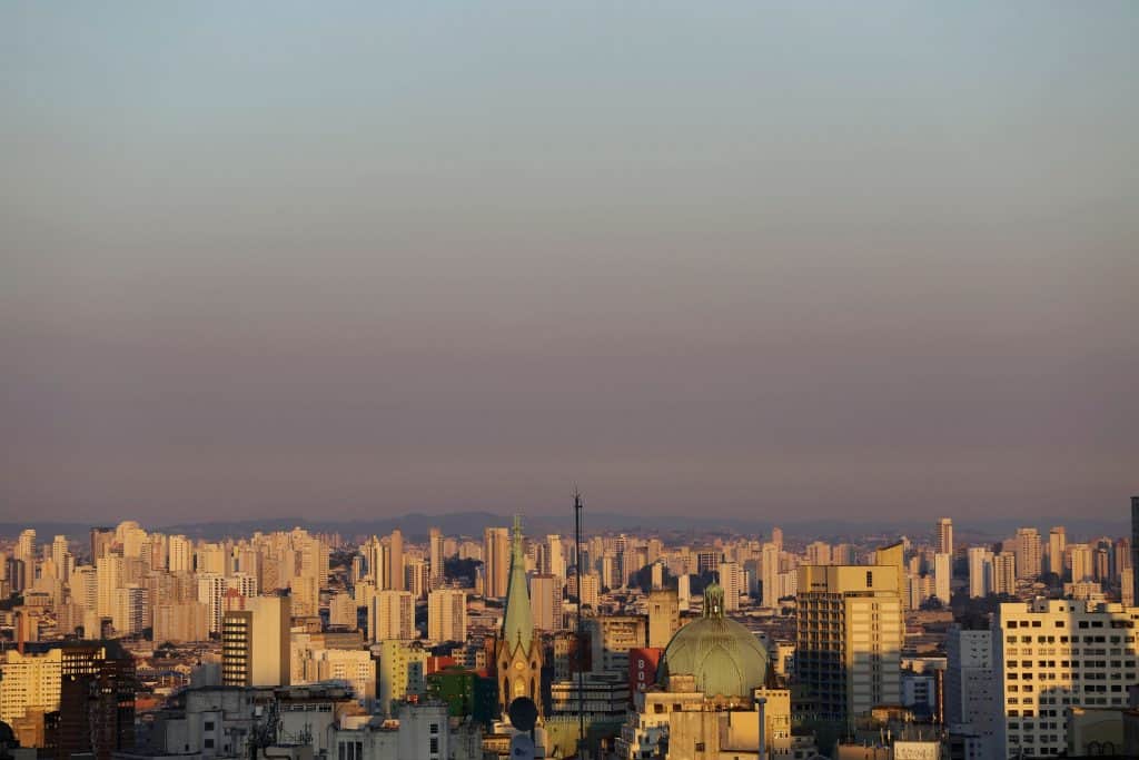 Vista da cidade de São Paulo sob condições de ar poluído.