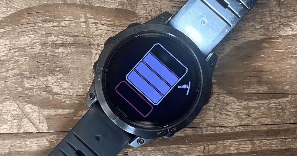 imagem mostra o visor de um smartwatch e a bateria dele diminuindo