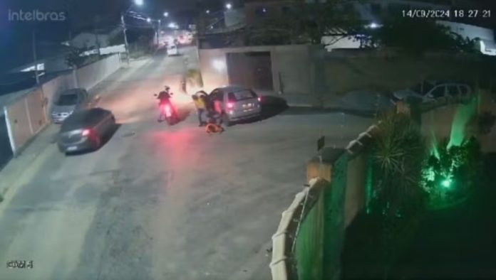 Motorista é rendido e assaltado por dois homens armados em Araruama