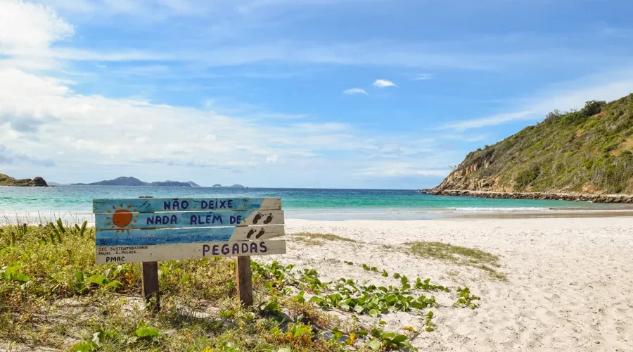 Estudantes da rede estadual de Arraial do Cabo realizam limpeza na Praia do Pontal