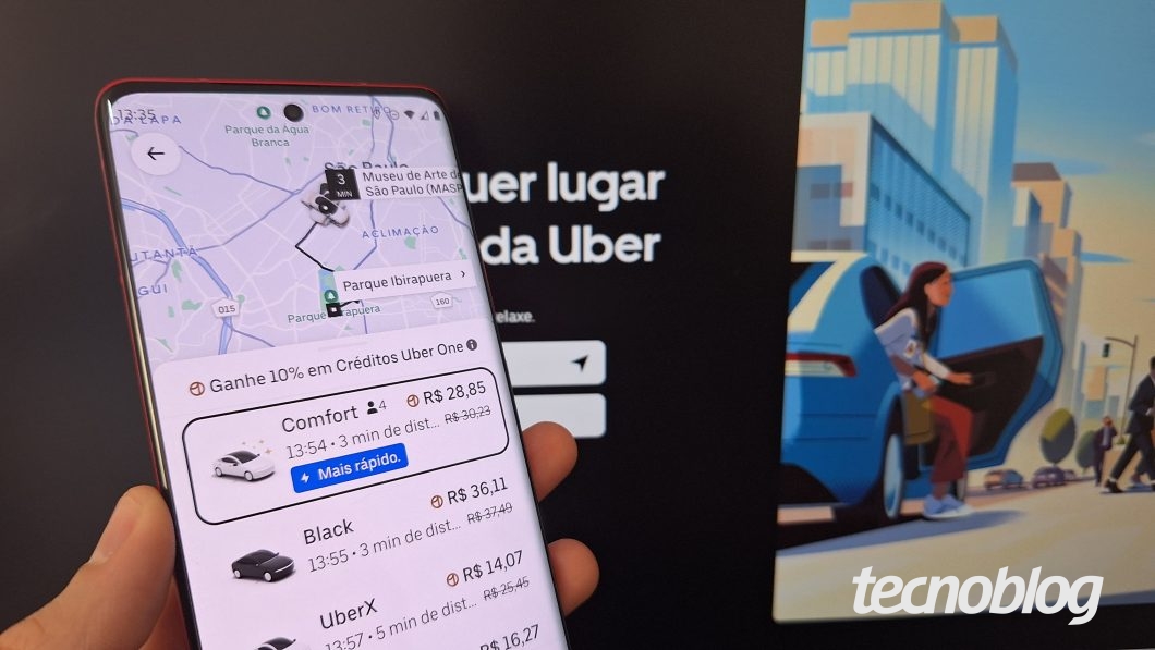 Imagem mostra um celular exibindo a página com os preços de corridas do Uber