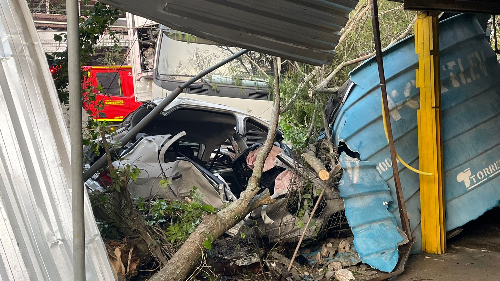 Caminhão e carro batem de frente em Niterói, e mulher fica ferida | Enfoco