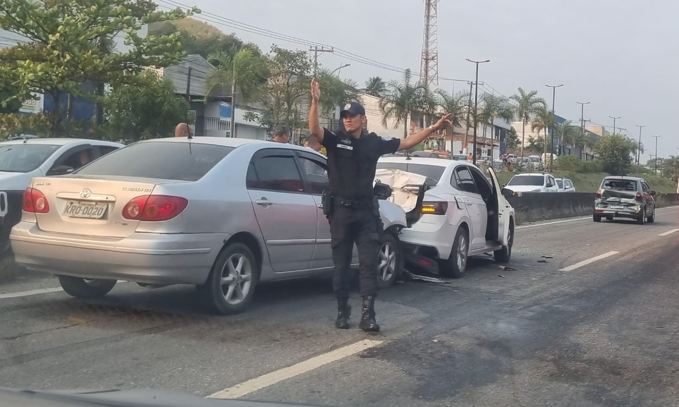 Colisão entre três carros causa lentidão na RJ-106 em Maricá | Enfoco