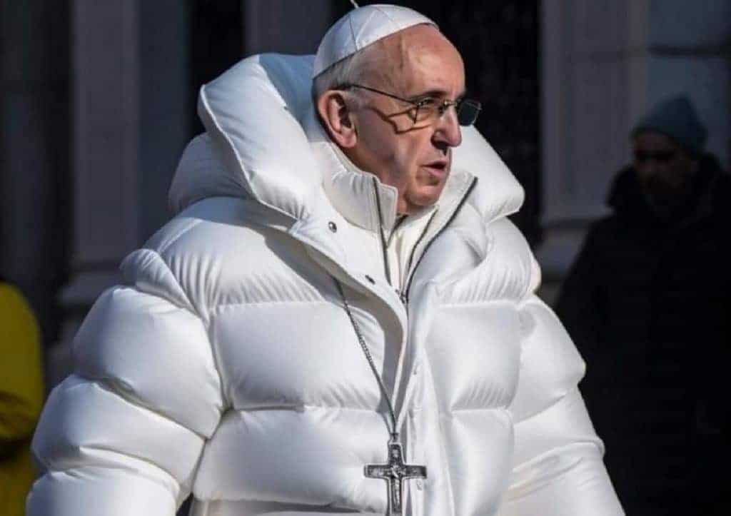 Imagem do Papa Francisco vestindo um casaco branco de espuma