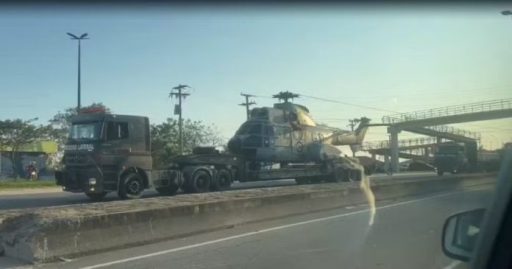 Helicóptero da Marinha transportado por caminhão bate em fios 