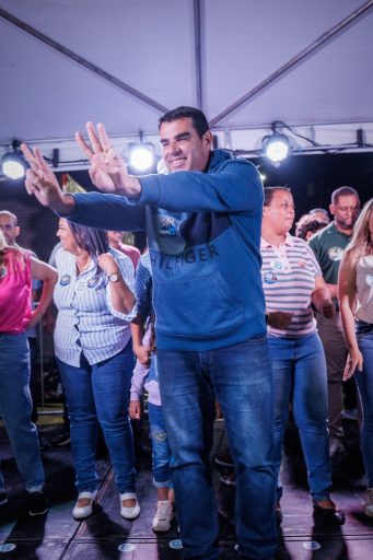 Iguaba Grande: Fabinho se encontra com moradores e apresenta ideias no Vila Nova