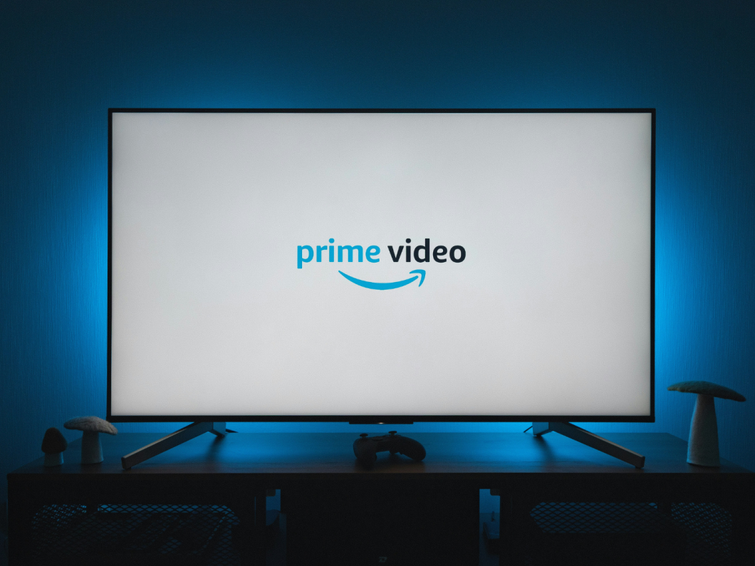 Ilustração do logo do Prime Video em uma tela de TV