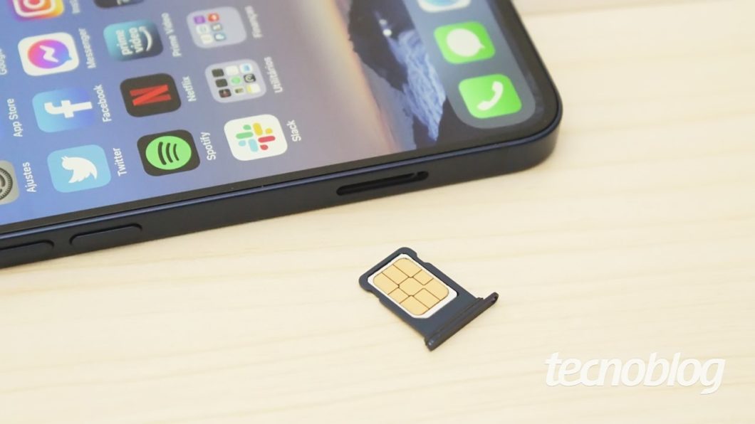 iPhone com chip para fora, ilustrando o golpe SIM Swap