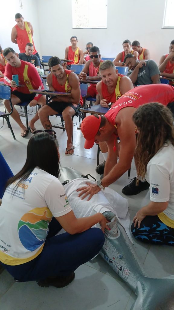 Treinamento prático durante a oficina com a equipe de guarda-vidas.