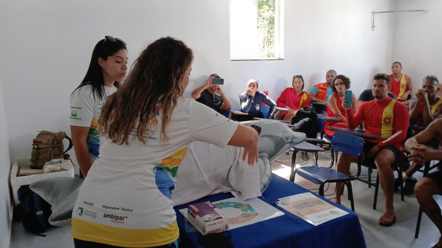 Os participantes da oficina interagindo e aprendendo sobre resgate de fauna marinha.