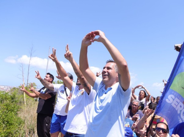 Serginho e eleitores durante o evento