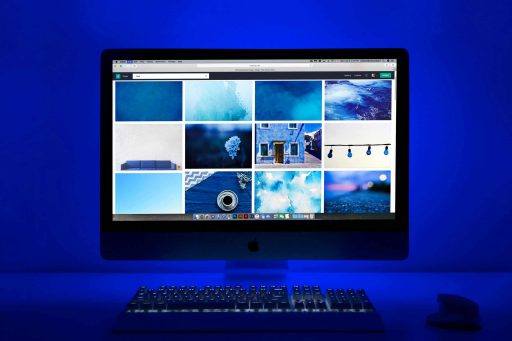 Luz azul na tela do PC via Designecologist/Pexels