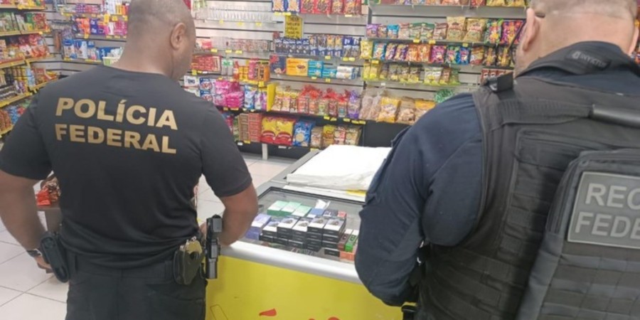 Agentes da Polícia Federal e Receita Federal em ação de apreensão