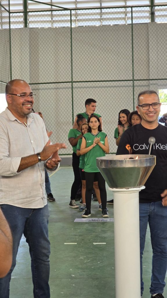 Cerimônia de abertura dos Jogos Escolares com autoridades presentes