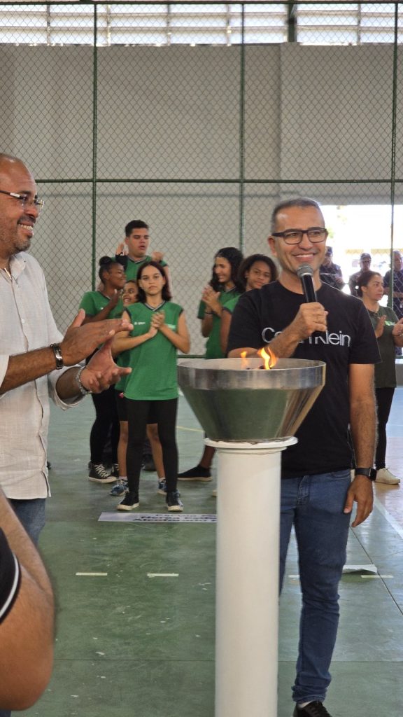 Alunos participando da abertura dos Jogos Escolares