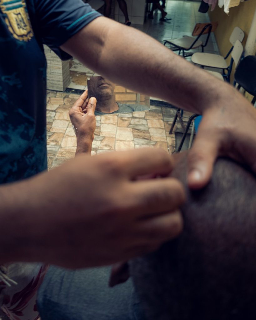 Equipe de abordagem social dialogando com moradores de rua em Maricá