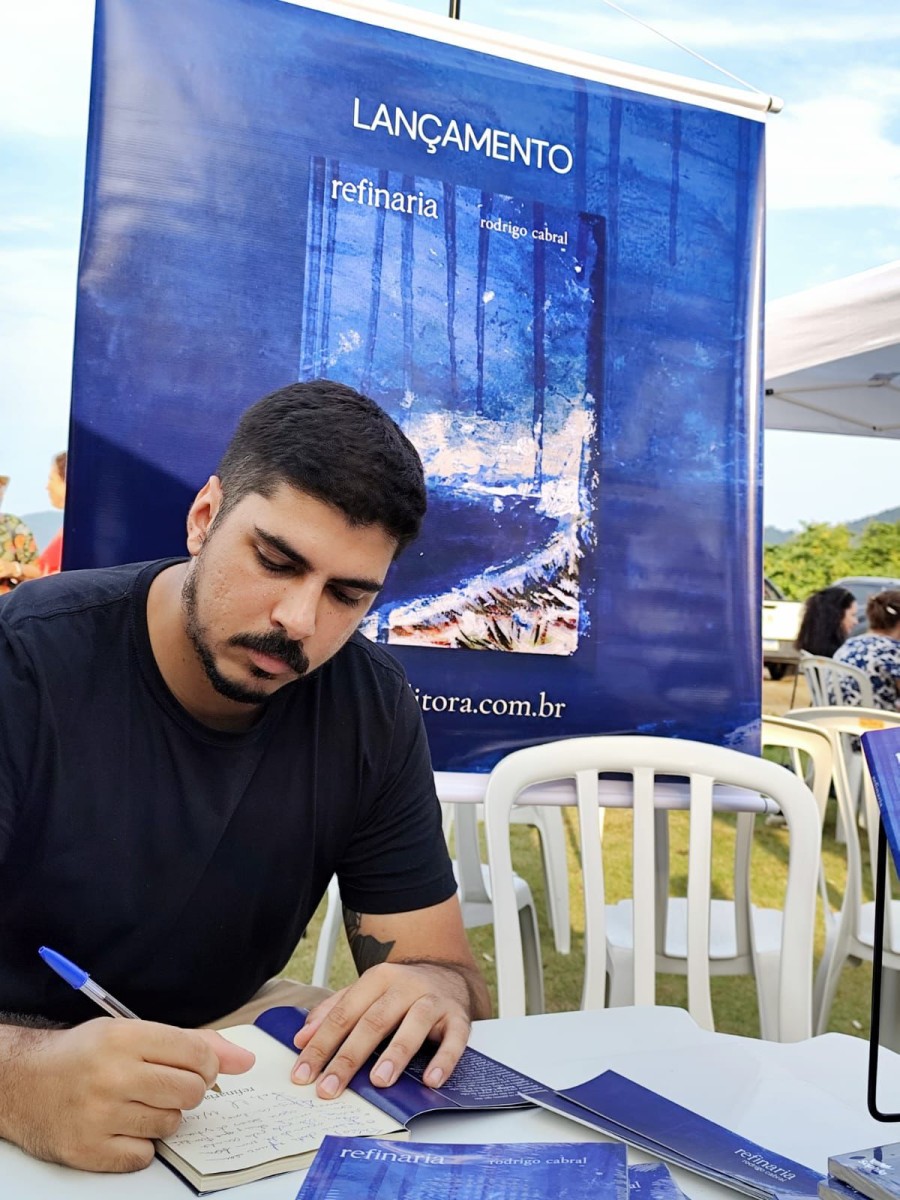 Rodrigo Cabral lança primeiro livro de poemas "refinaria" em Cabo Frio, na próxima sexta-feira (25) — RC24H