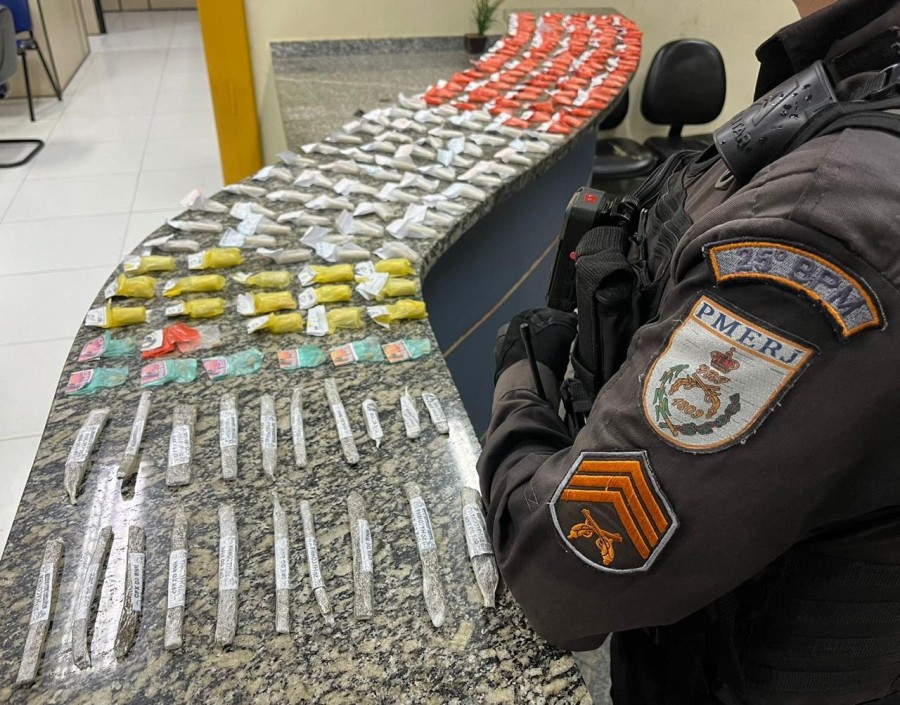 Polícia apreende drogas em Araruama — RC24H