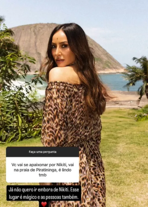 Sabrina Sato na praia de Itacoatiara, região costeira de Niterói