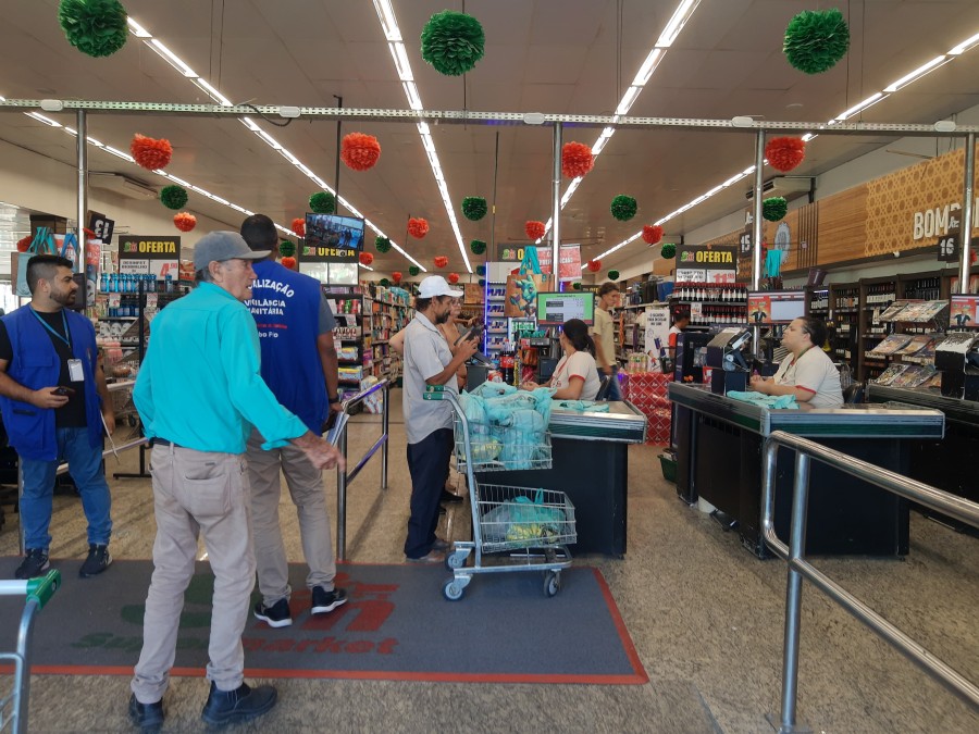 Inspeção no supermercado após a denúncia