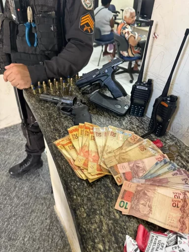 Trio suspeito de disparos contra comércio em Saquarema é detido com drogas e armas — RC24H