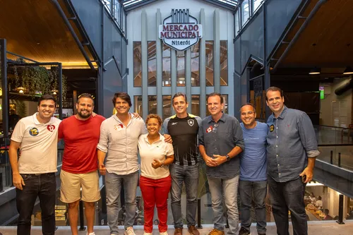 Autoridades reunidas durante visita ao Mercado Municipal de Niterói