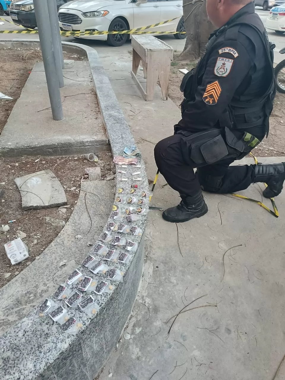 Homem é flagrado com drogas em quiosque de Unamar, em Cabo Frio — RC24H