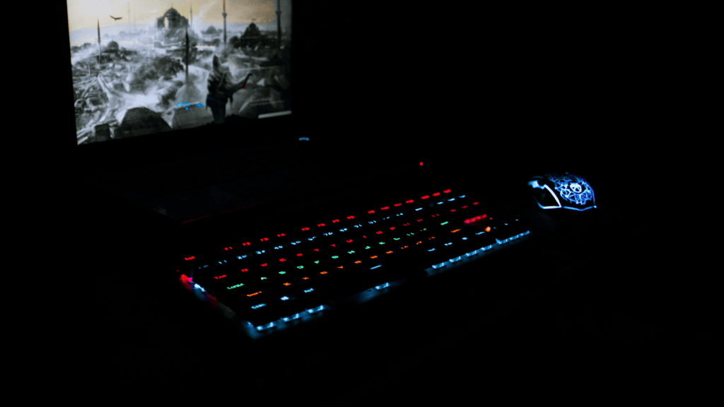 Imagem de um computador gamer com luzes LED RGB