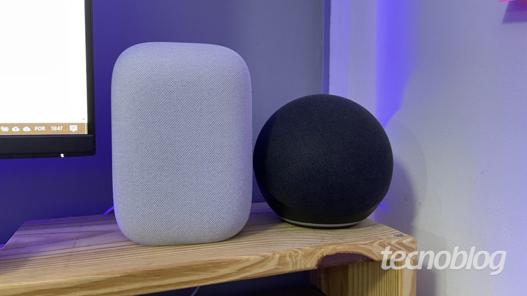 Imagem do Amazon Echo (Alexa) e Google Nest Audio (Google Assistente)