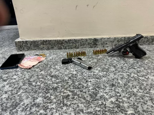 Jovem armado tenta fugir da polícia, mas é capturado com pistola em Cabo Frio — RC24H