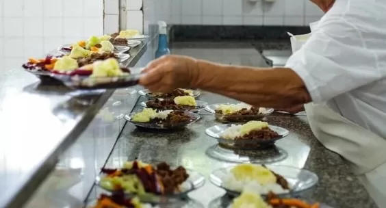 Merendeiras de escolas municipais de Cabo Frio denunciam falta de vínculo trabalhista com empresa terceirizada — RC24H