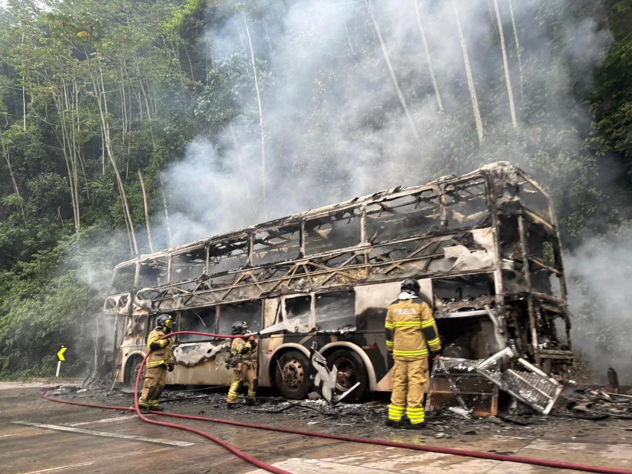 Ônibus de Minas Gerais com destino a Cabo Frio pega fogo na serra de Petrópolis — RC24H